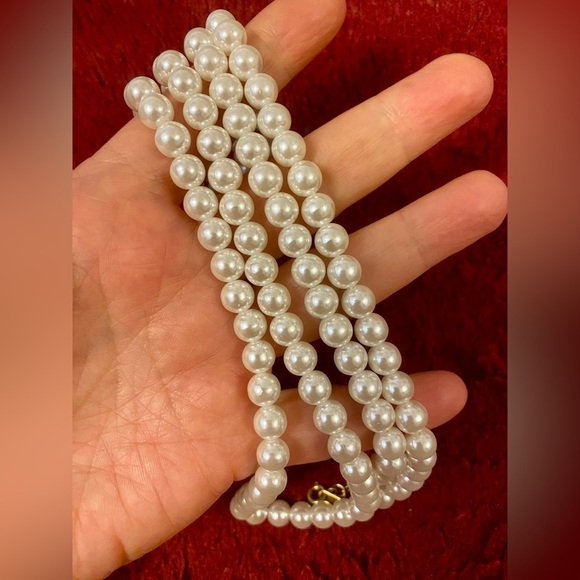 Elegant White Faux  Pearl Necklace by Claire’s - Picture 4 of 5